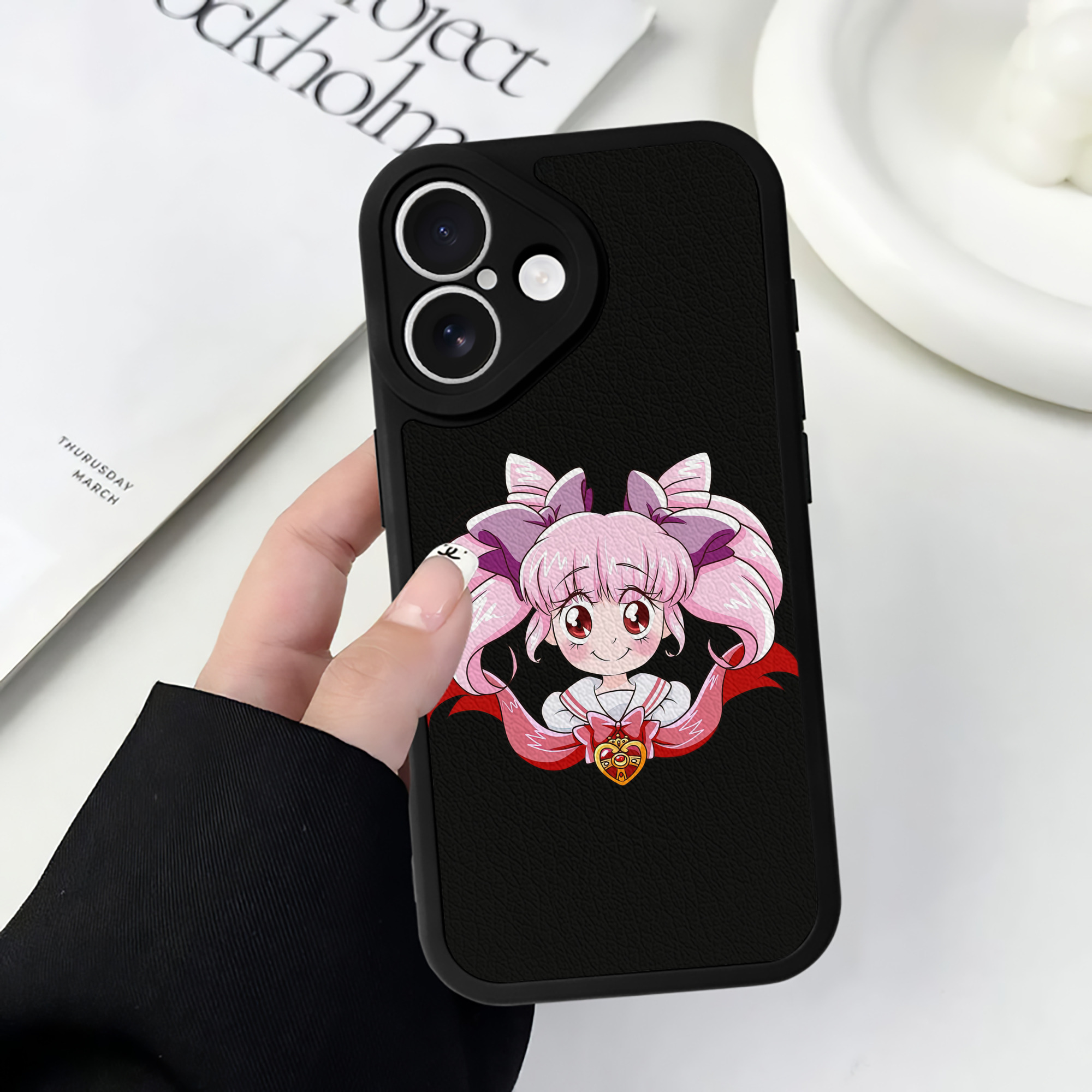 （画像用） 美少女戦士セーラームーン ちびうさ Sailor Moon Chibiusa Tsukino Usagi Small Lady Serenity 【iPhone 16シリーズ対応】シリコンスマホケース（レザー調） 材質：シリコン